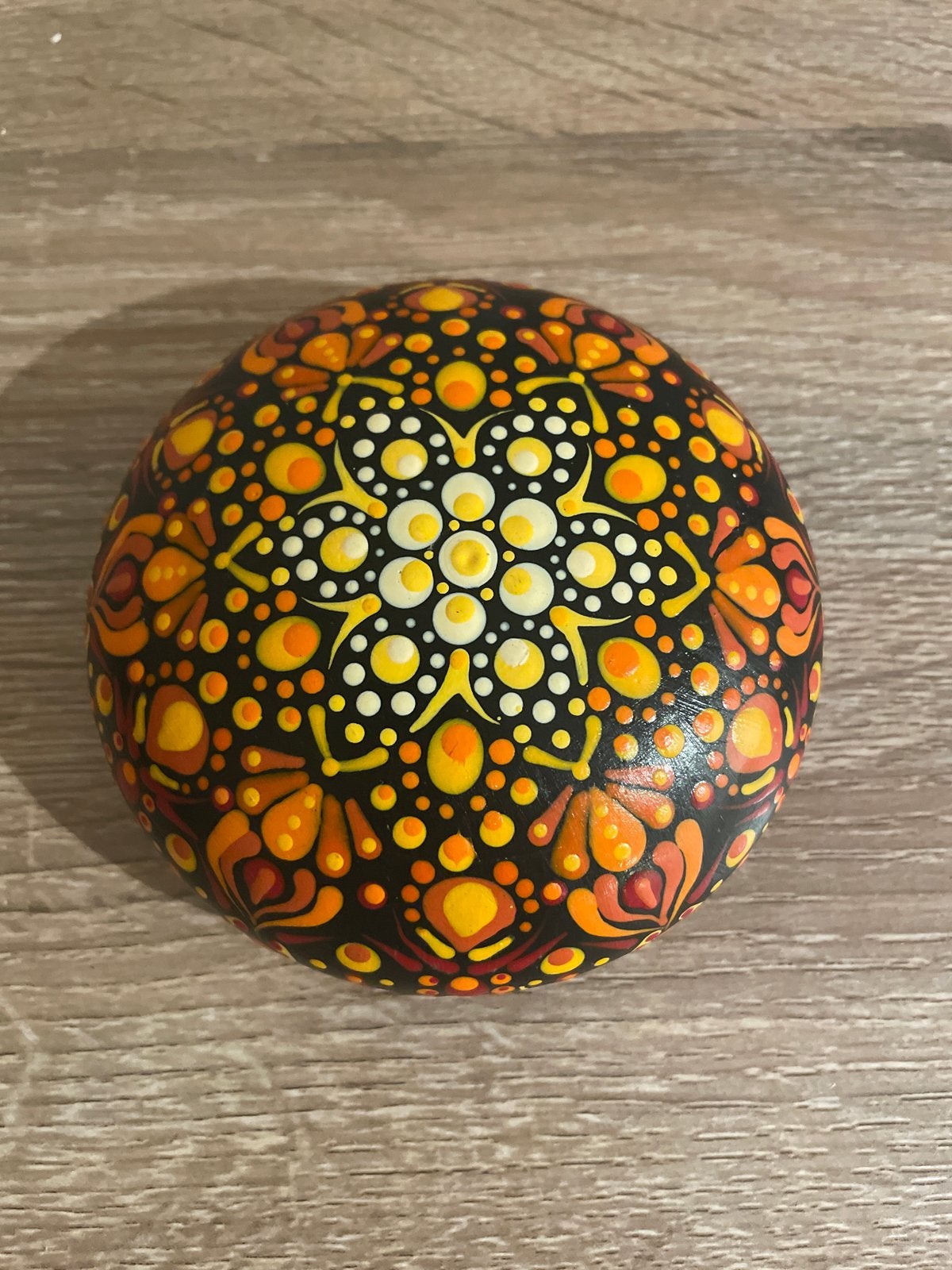 Handgeschilderde Mandala Steen - Oranje/Geel/Zwart, Abstract, Handgemaakt, Nieuw, Meerkleurig