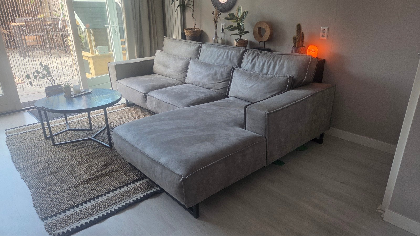 Room108 Hoekbank met lounge en hocker, velours grijs, Huis en Inrichting, Banken | Bankstellen, Ophalen, Hoekbank, Zo goed als nieuw