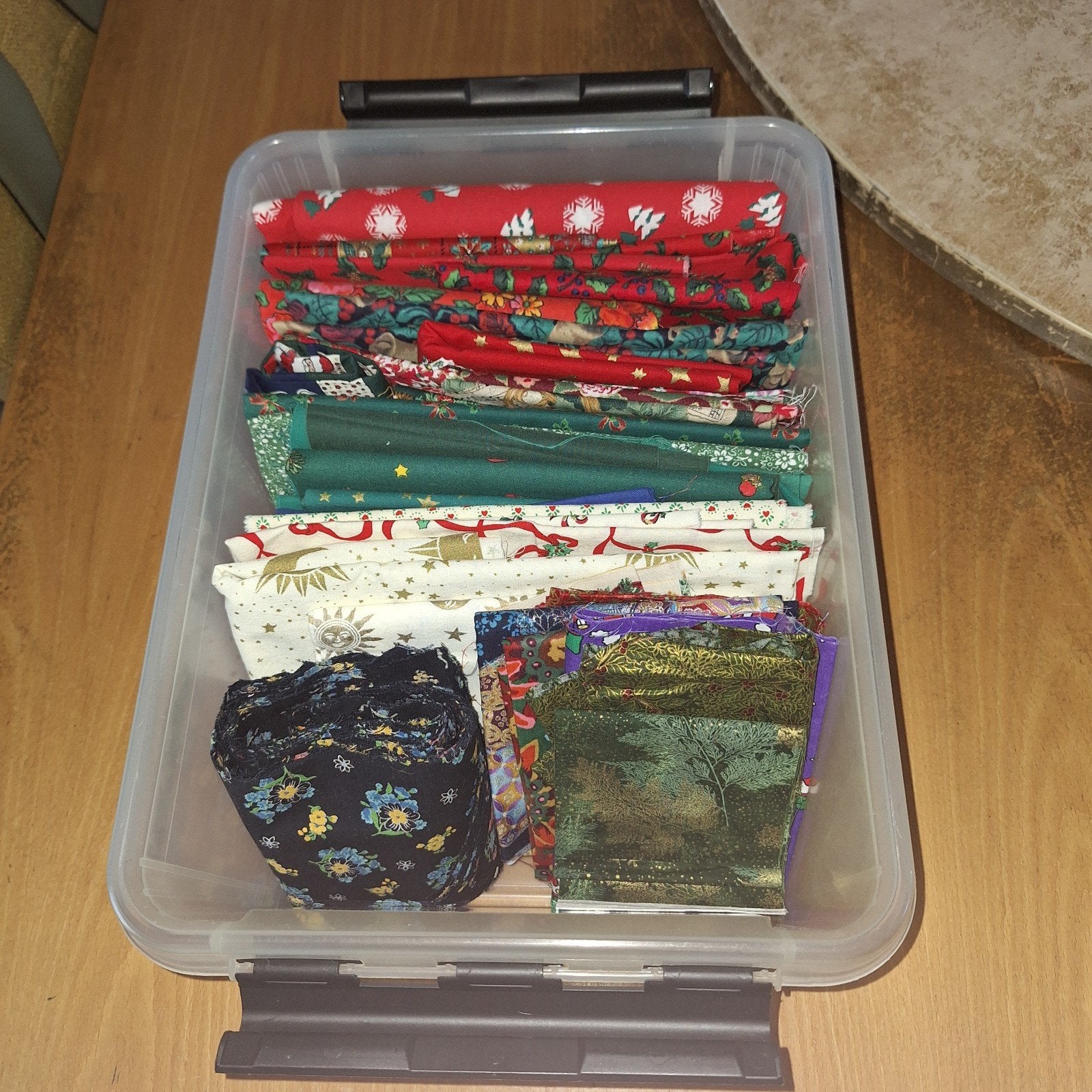 30 Kerst Katoenen Lappen voor Quilten/Patchwork + Doos, Hobby en Vrije tijd, Overige kleuren, Ophalen of Verzenden, 30 tot 120 cm