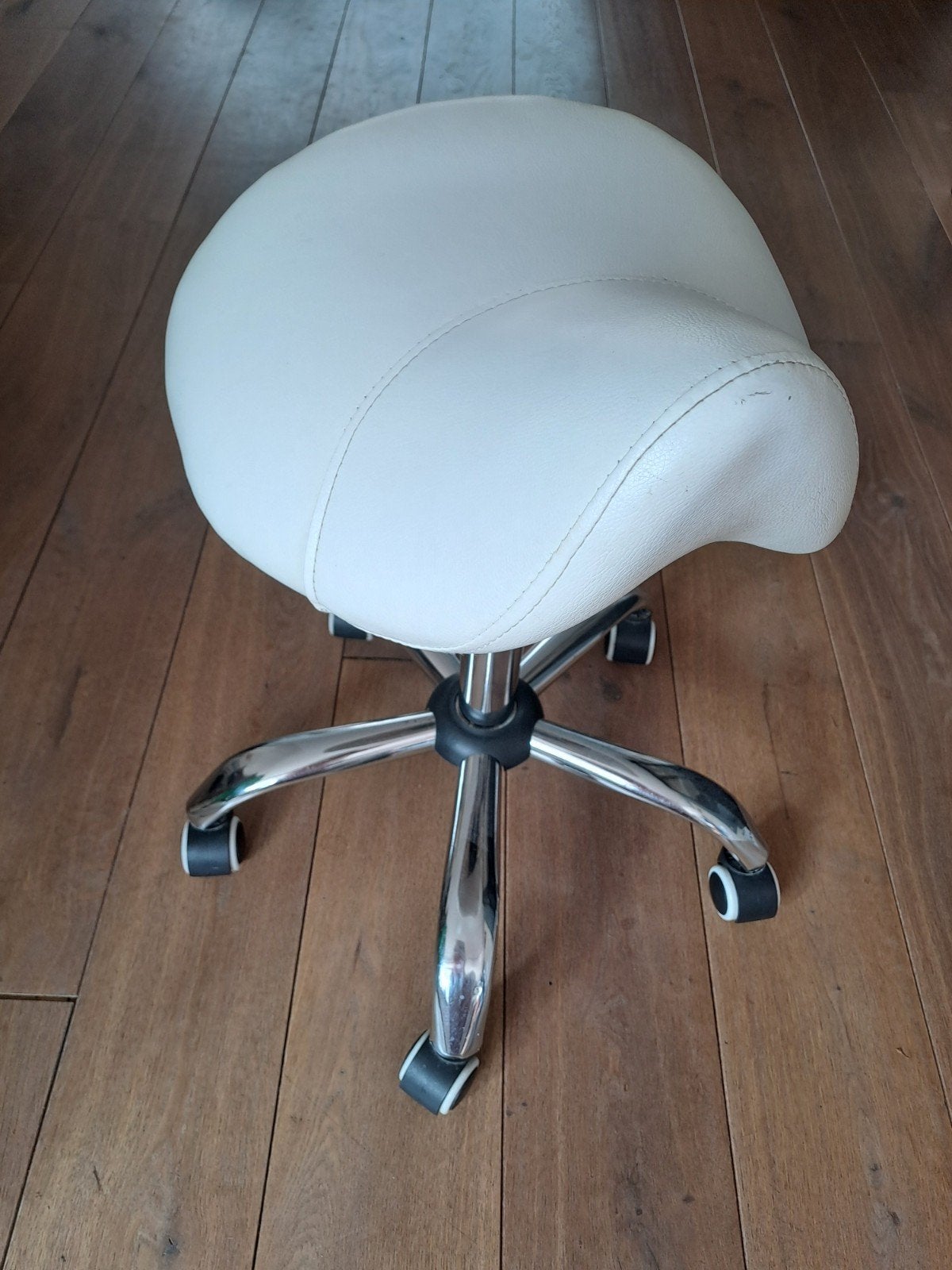 Witte Zadelkruk op Wielen - Ergonomisch en Verstelbaar, Huis en Inrichting, Bureaustoelen, Ophalen, Wit, Zo goed als nieuw, Bureaukruk
