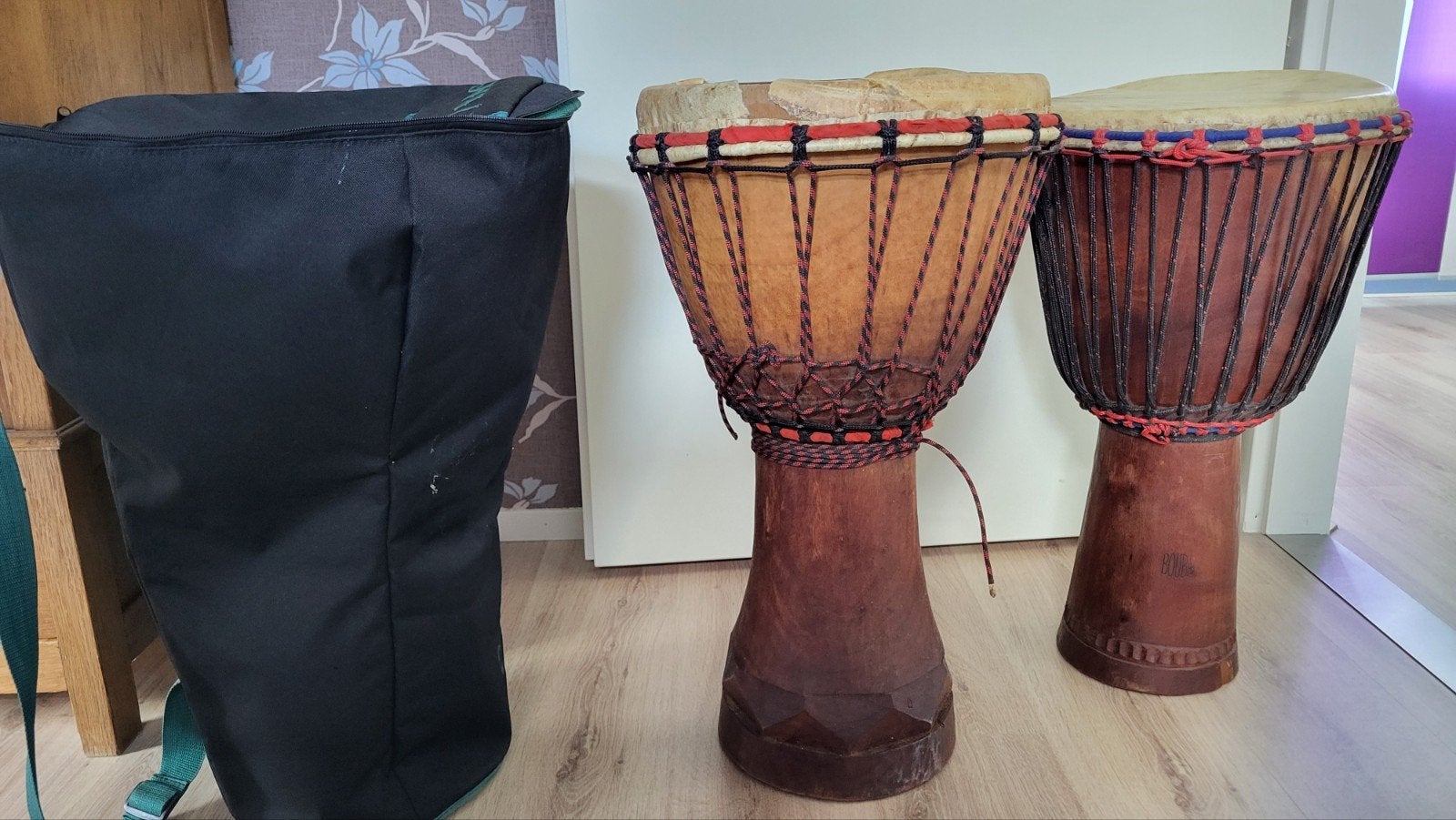 2x djembe met kapot vel, inclusief 2 djembetassen, Ophalen, Gebruikt, Trommel