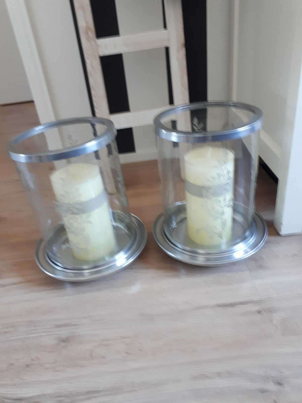 2 Grote Windlichten met Riverdale Kaarsen - 30,5 cm Hoog, Huis en Inrichting, Woonaccessoires | Kandelaars en Kaarsen, Ophalen