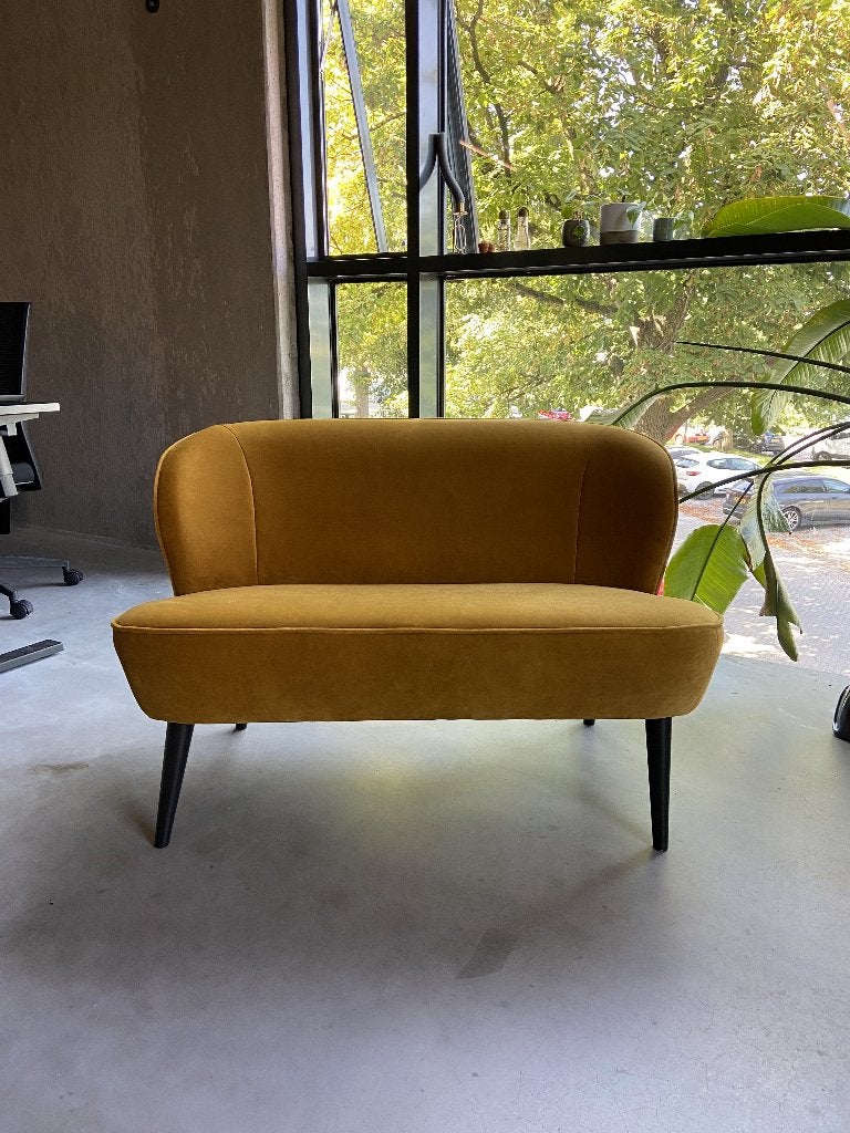 WOOOD Sara velvet fauteuil en bankje - okergeel, Huis en Inrichting, Fauteuils, Ophalen, Zo goed als nieuw, Stof, 50 tot 75 cm