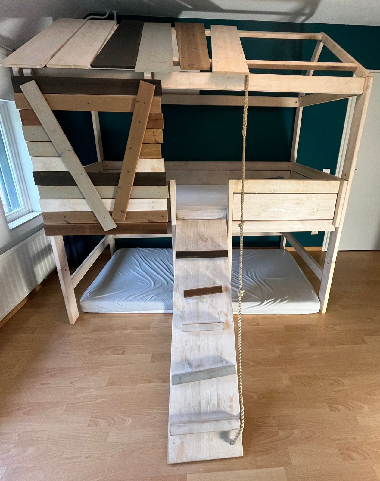 Lifetime boomhut bed met loopplank white wash - 102x207cm, Kinderen en Baby's, Kinderkamer | Stapelbedden en Hoogslapers, Ophalen