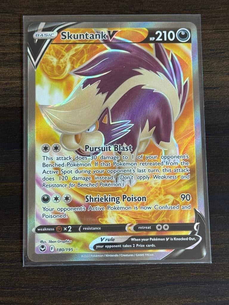 Pokemon Skuntank V 180 Silver Tempest, Hobby en Vrije tijd, Verzamelkaartspellen | Pokémon, Ophalen of Verzenden, Zo goed als nieuw