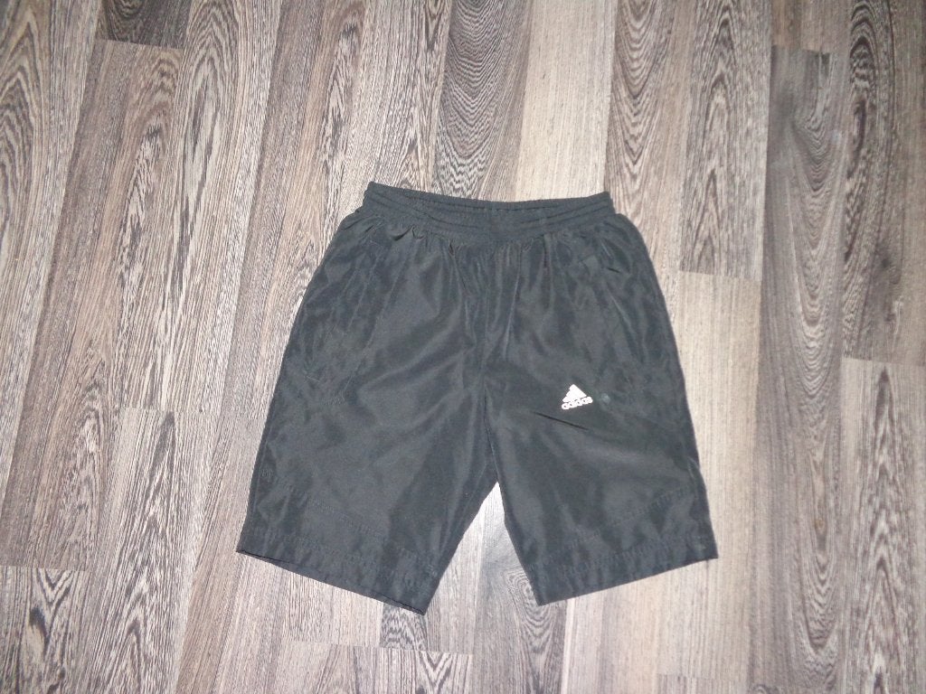 zwarte sportieve jongens korte broek ( maat 140 ) ADIDAS, Ophalen of Verzenden, Gebruikt, Jongen, Sport- of Zwemkleding