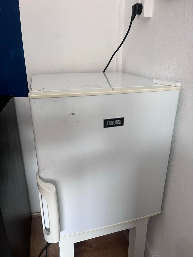 Compacte Zanussi koelkast met vriesvak - 43x49x47 cm, Witgoed en Apparatuur, Ophalen, Gebruikt, Minder dan 75 liter, Met vriesvak