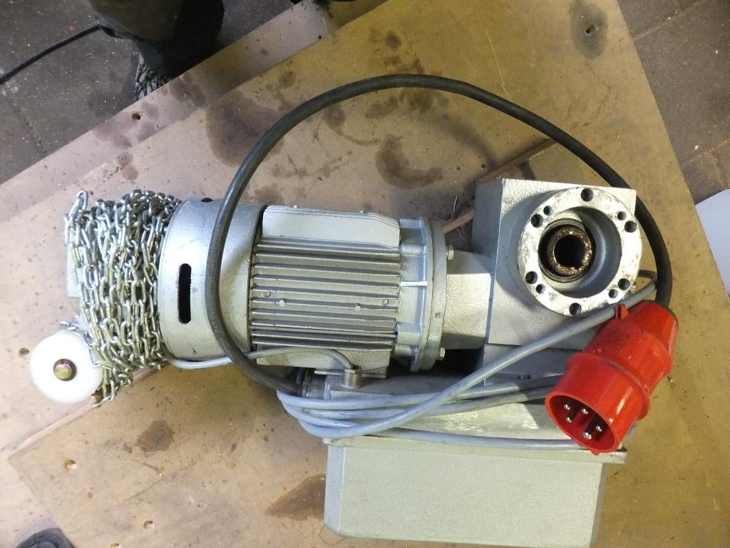 Motor 380V met haakse overbrenging met vertraging (a3)24, Doe-het-zelf en Verbouw, Motoren, Ophalen, Zo goed als nieuw, Elektromotor