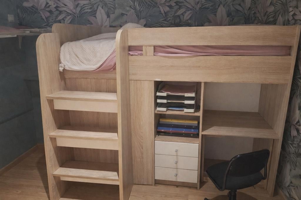 Zeer zware kwaliteit halve hoogslaper, Kinderen en Baby's, Kinderkamer | Stapelbedden en Hoogslapers, Ophalen, Zo goed als nieuw