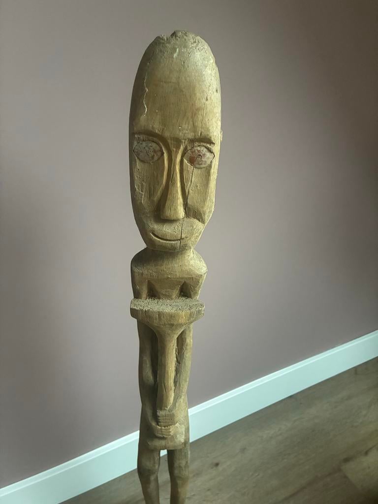 Houten beeld uit Sulawesi, Indonesië, Antiek en Kunst, Kunst | Beelden en Houtsnijwerken, Ophalen of Verzenden