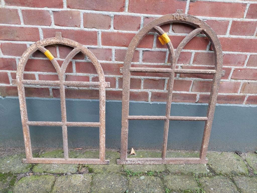 Twee zeer mooie kerkramen, gietijzeren stalramen., Doe-het-zelf en Verbouw, Glas en Ramen, Gevelraam of Ruit, Gebruikt, Minder dan 80 cm