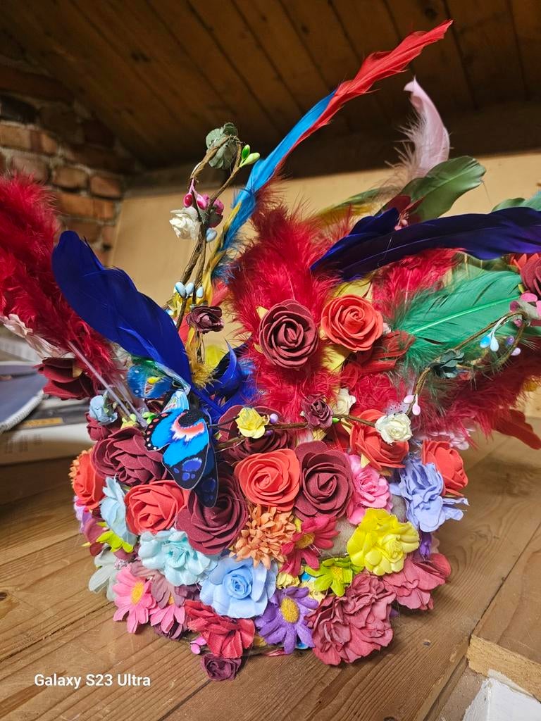 Carnaval krans met veren en bloemen, Kleding | Dames, Carnavalskleding en Feestkleding, Maat 38/40 (M), Carnaval, Ophalen of Verzenden