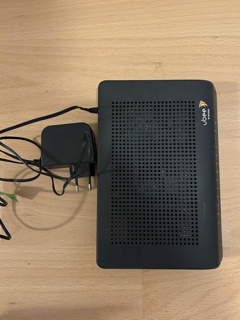 UBEE EVM3200 kabel modem, Ophalen of Verzenden, Zo goed als nieuw, Router met modem, Ubee