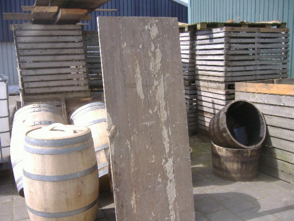oude houten binnendeur met houten kruk, en meer deuren, zie, Ophalen