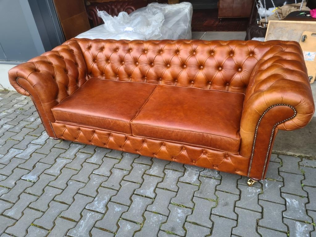 Showroommodel Chesterfield bank cognac leer + BEZORGING, Chesterfield, Nieuw, Ophalen of Verzenden, Rechte bank