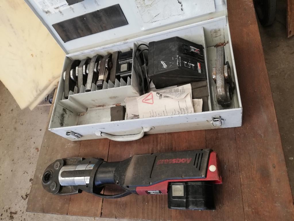 Novopress ACO1 Accu perstang, oplader div bekkens, Doe-het-zelf en Verbouw, Gereedschap | Overige machines, Ophalen