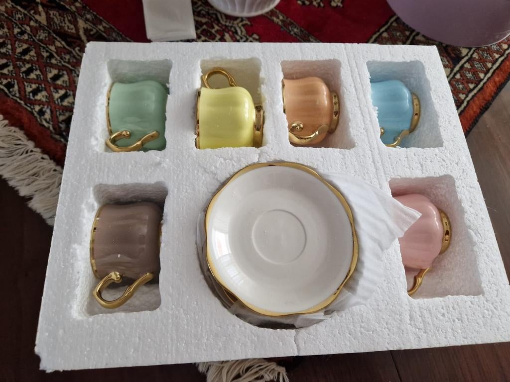 Kleurrijke espresso kopjes  met schotels - Nieuw in doos, Nieuw, Ophalen of Verzenden, Overige stijlen, Kop(pen) en/of Schotel(s)