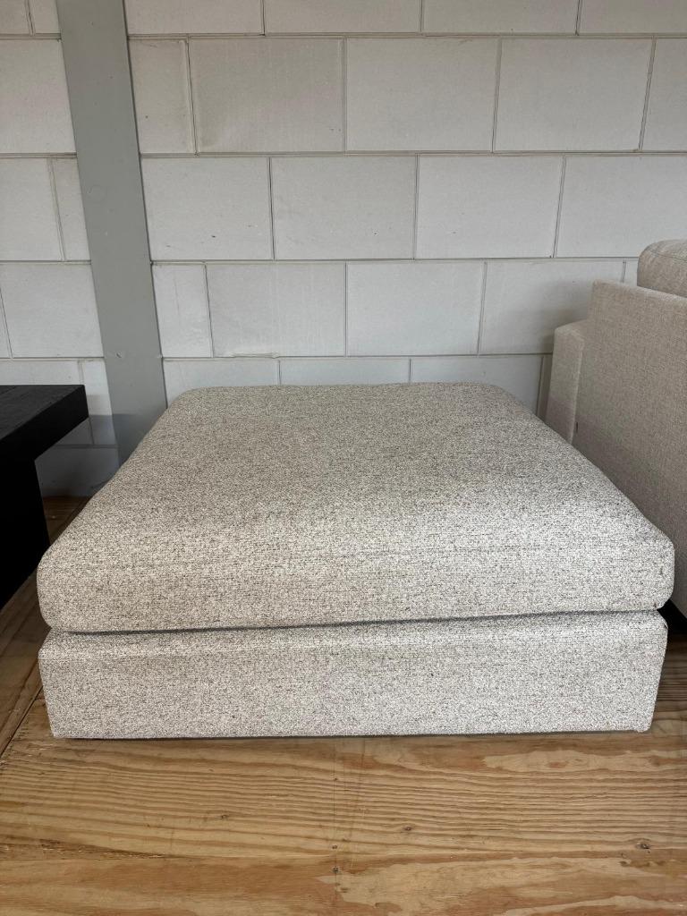 Hocker Victoria l Whoon l Room108 l van €441,- voor €139,-, Ophalen, Vierkant, Stof, 100 tot 125 cm