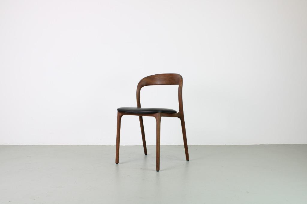 Artisan Neva light , Europees walnoot, zwart leder, Huis en Inrichting, Stoelen, Ophalen, Zwart, Nieuw, Vijf, Zes of meer stoelen