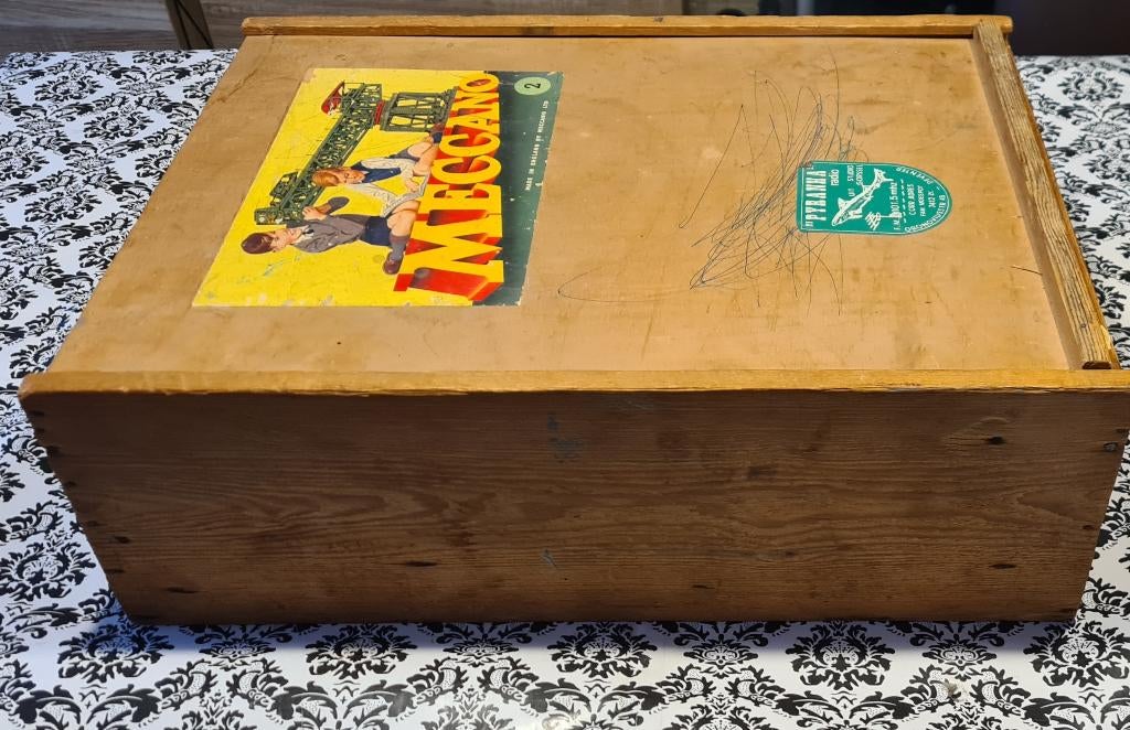 Grote verzameling Meccano verdeeld over 2 houten kisten, Ophalen