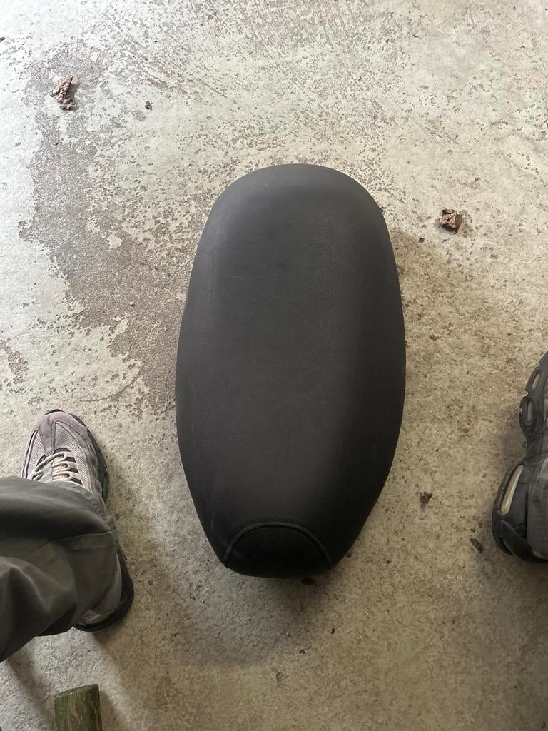 Nette Mono Zadel Piaggio Zip Type 3, Fietsen en Brommers, Brommeronderdelen | Scooters, Ophalen of Verzenden, Gebruikt, Zadel