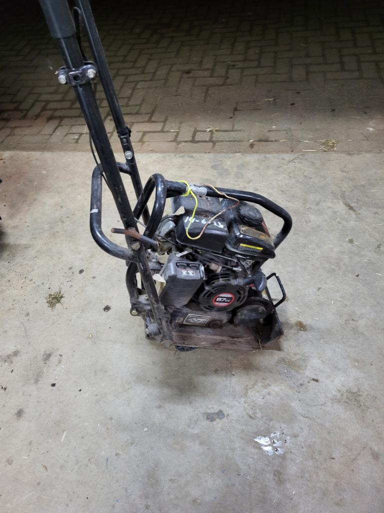 Te huur Trilplaat en stenenknipper, Ophalen of Verzenden, Beton, Overige typen