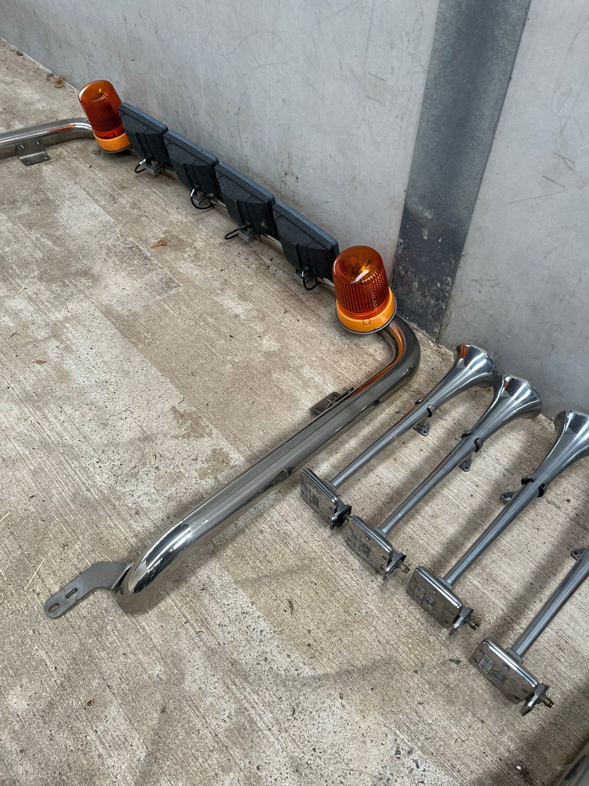 Kelsa Lampenbeugel met hella verstralers en zwaailampen, Ophalen, Gebruikt, Universele onderdelen