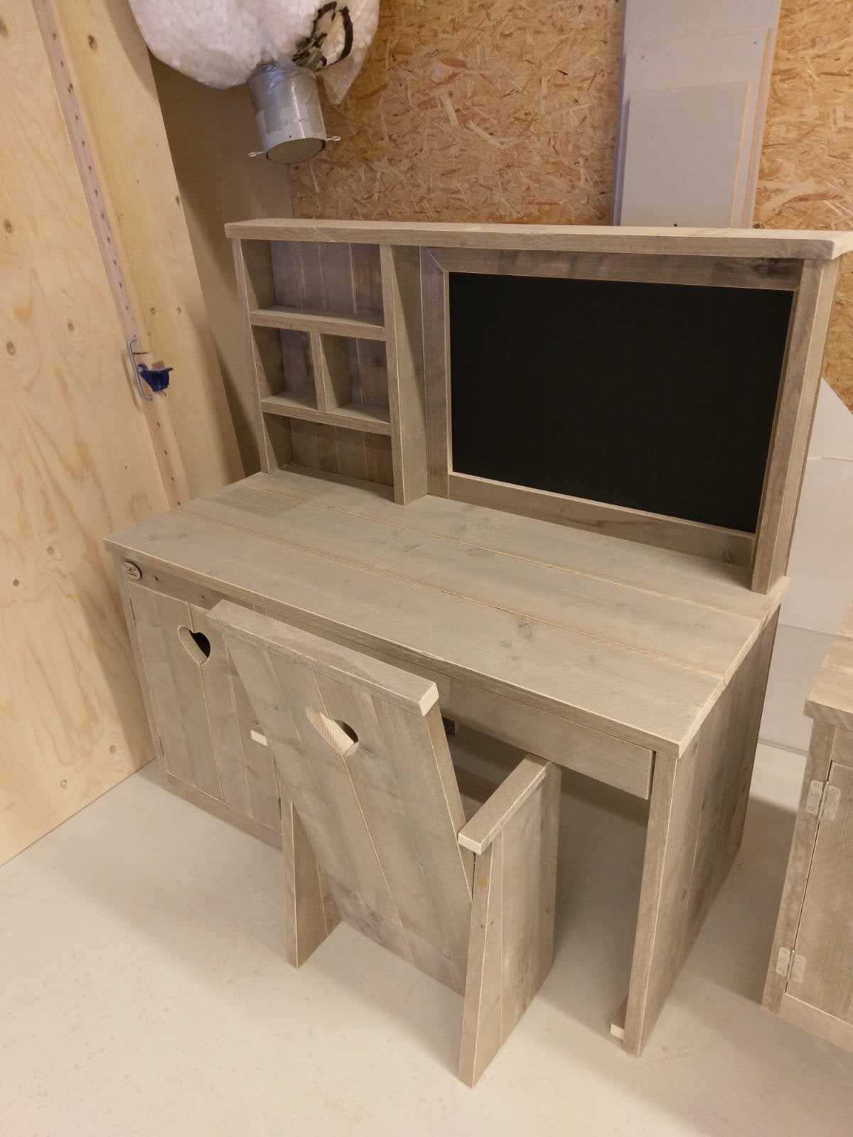 Mooi steigerhout kinderbureau met schoolbord, Ophalen, Zo goed als nieuw, Tafel(s) en Stoel(en)