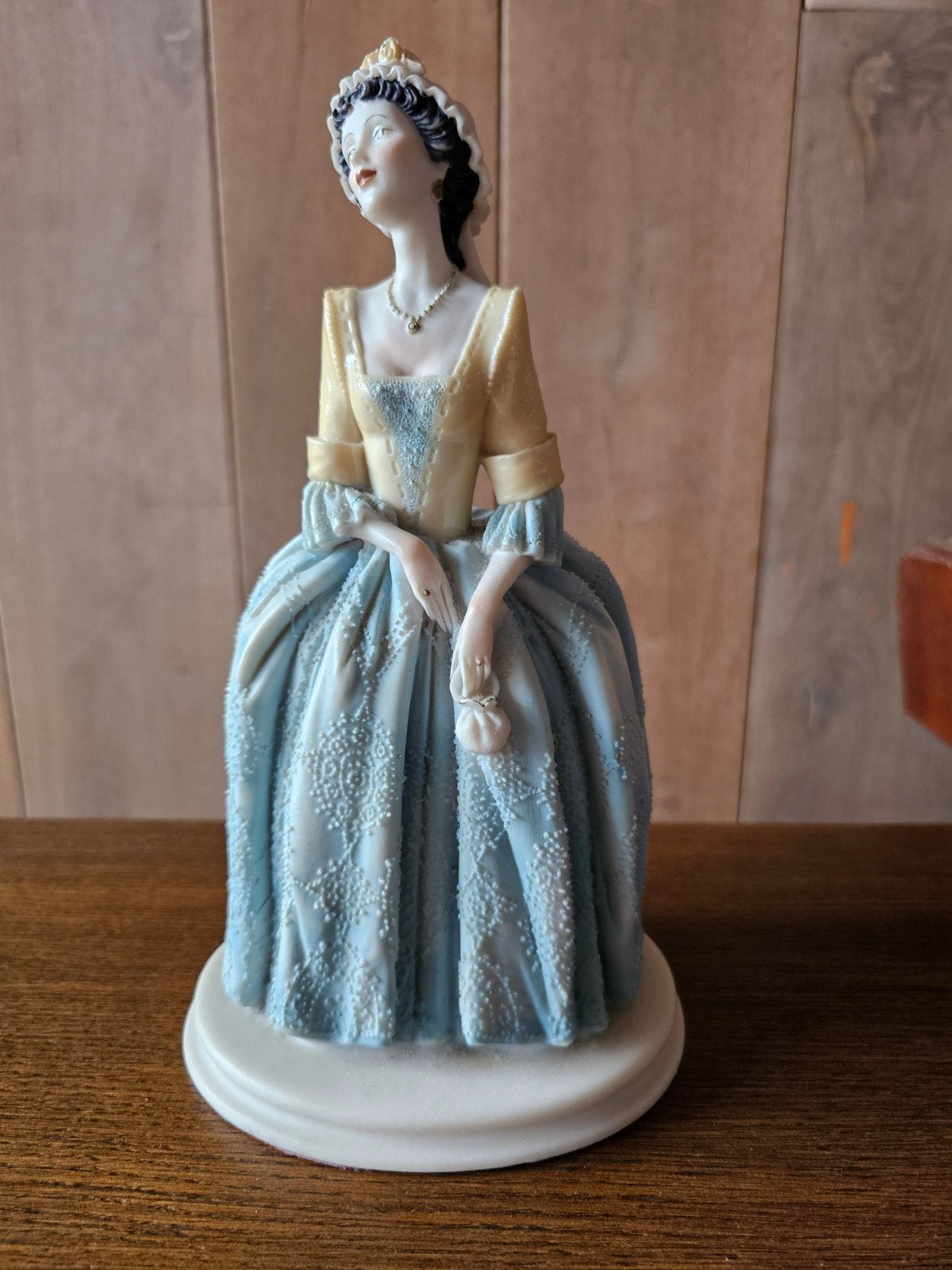 Vintage porseleinen beeldje van dame in blauwe jurk, Ophalen of Verzenden