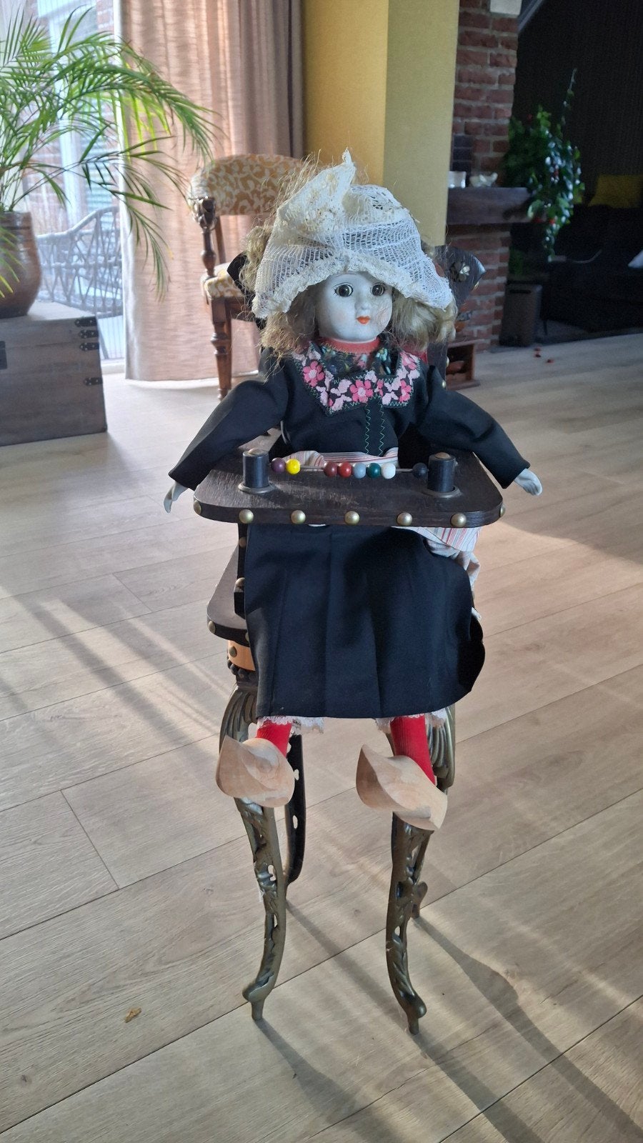 Poppenstoel met pop, Ophalen