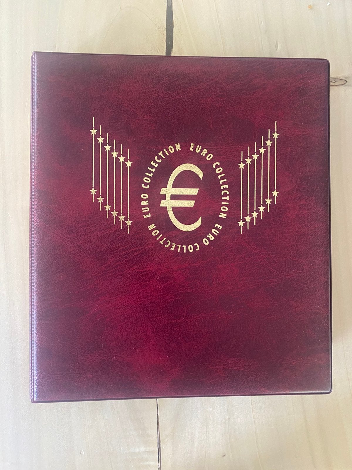 Importa muntenalbum rood met 2 euro muntenhouders, Ophalen of Verzenden, Verzamelmap