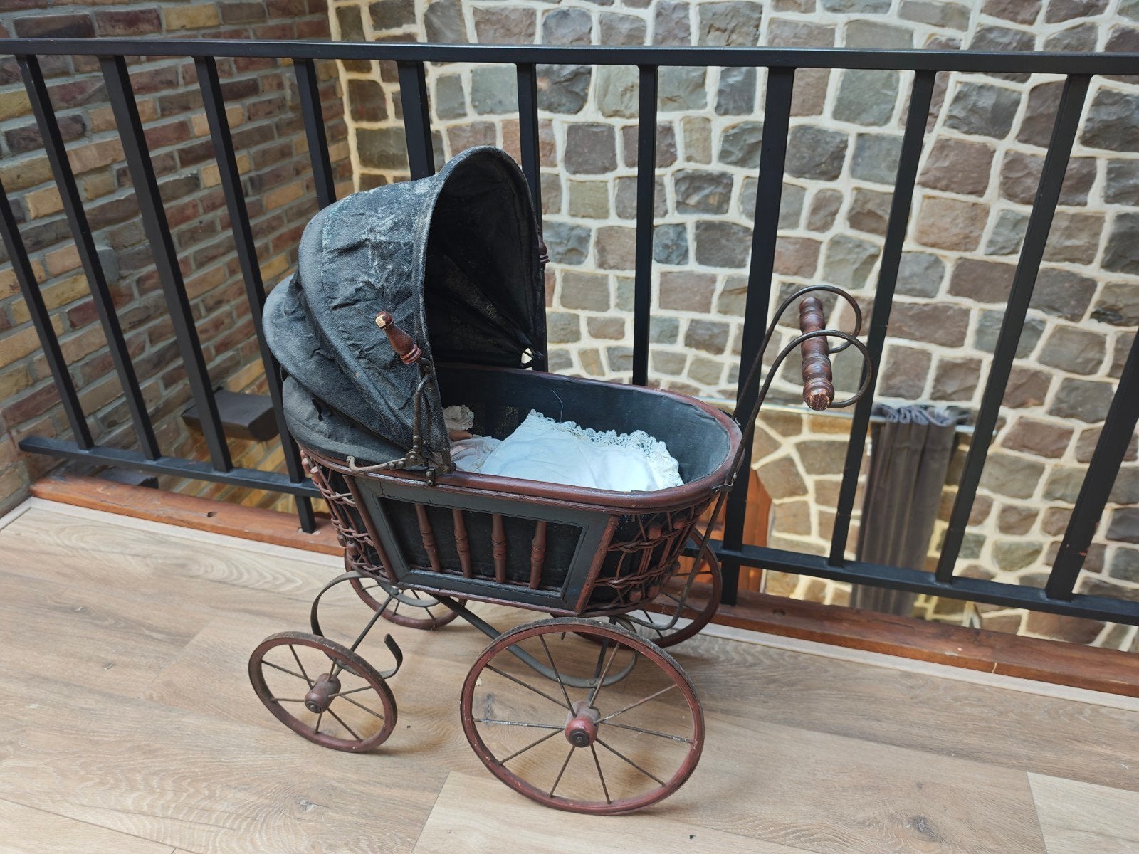 Antieke pop in Victoriaanse kinderwagen - decoratief item, Antiek en Kunst, Antiek | Speelgoed, Ophalen