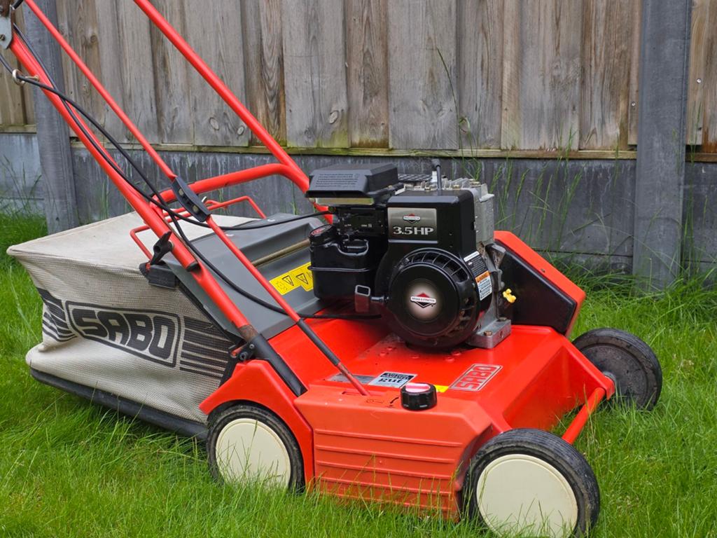 Sabo Verticuteermachine 38 BV benzine met opvangzak, Ophalen, Benzine