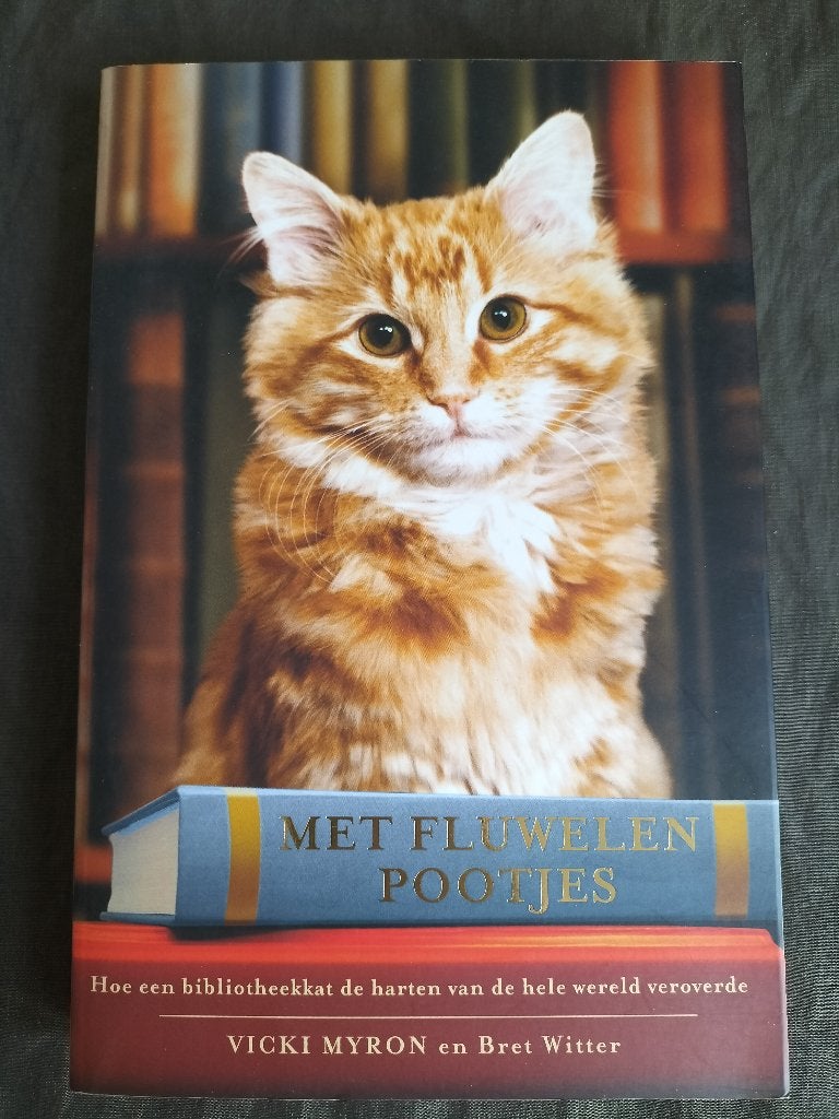 Vicky Myron - Met fluwelen pootjes / over een bibliotheekkat, Ophalen of Verzenden, Zo goed als nieuw, Vicky Myron
