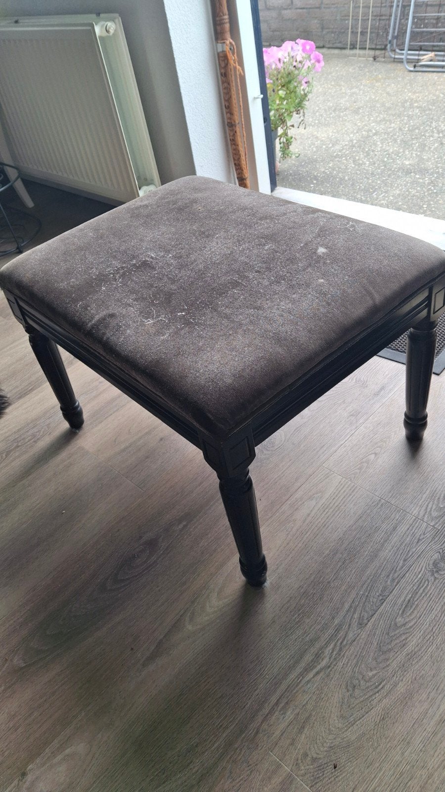 Zwart voetbankje/krukje incl. Schapenvacht, Ophalen, Kunststof, Minder dan 50 cm, Rechthoekig