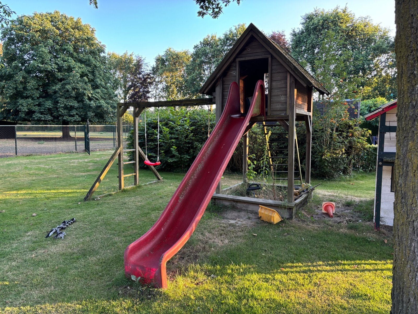 Houten speeltoestel met glijbaan en schommel, Kinderen en Baby's, Speelgoed | Buiten | Speeltoestellen, Ophalen, Gebruikt, Schommel