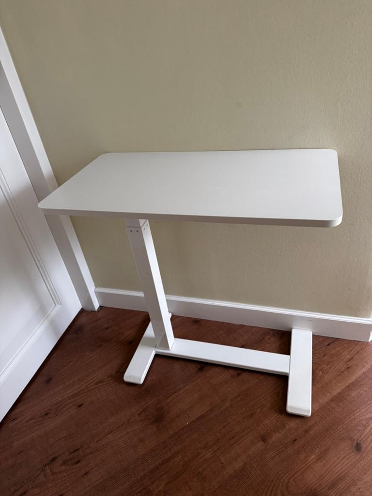Bollsidan Ikea laptop tafel in hoogte verstelbaar, Huis en Inrichting, Tafels | Bijzettafels, Kunststof, Ophalen of Verzenden