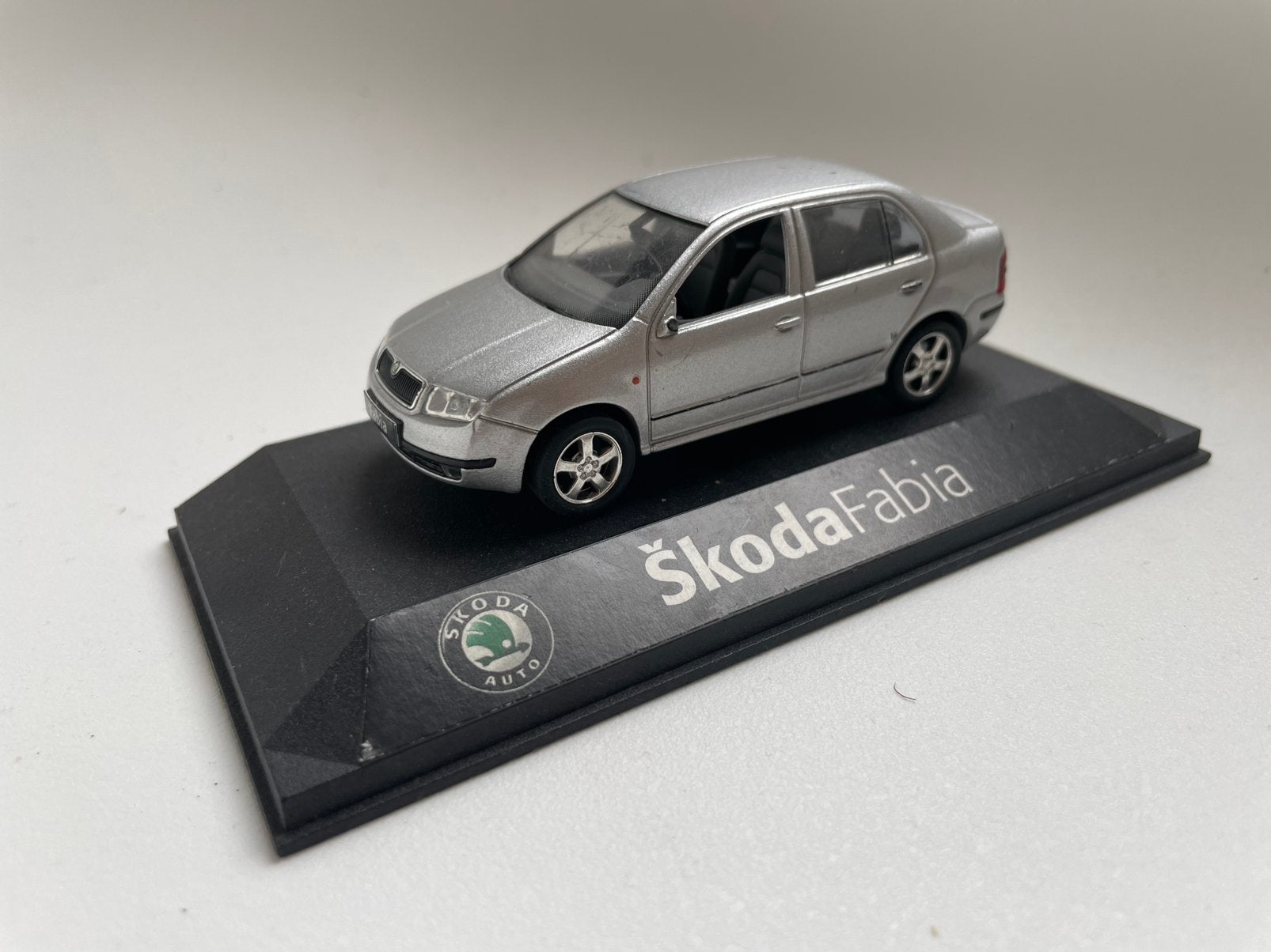 model Skoda Fabia sedan, zilver 1/43, Kaden bespeeld, Ophalen of Verzenden, Gebruikt, Auto, Overige merken