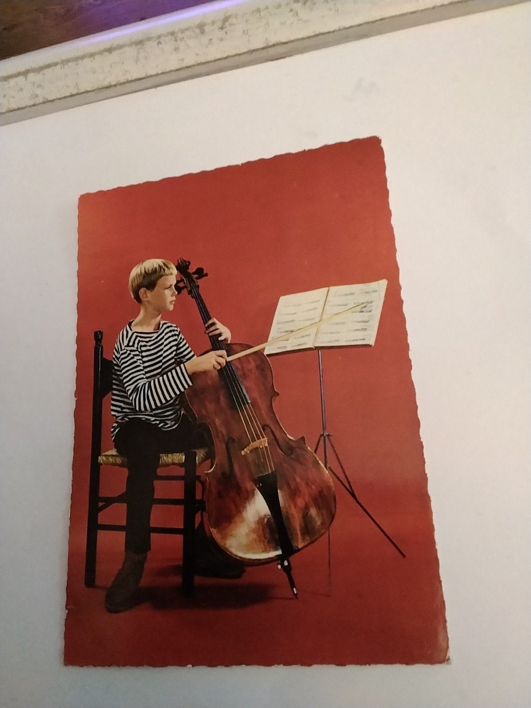 Vintage Ansichtkaart: Jongen met Cello - Muziekkaart, Ophalen of Verzenden