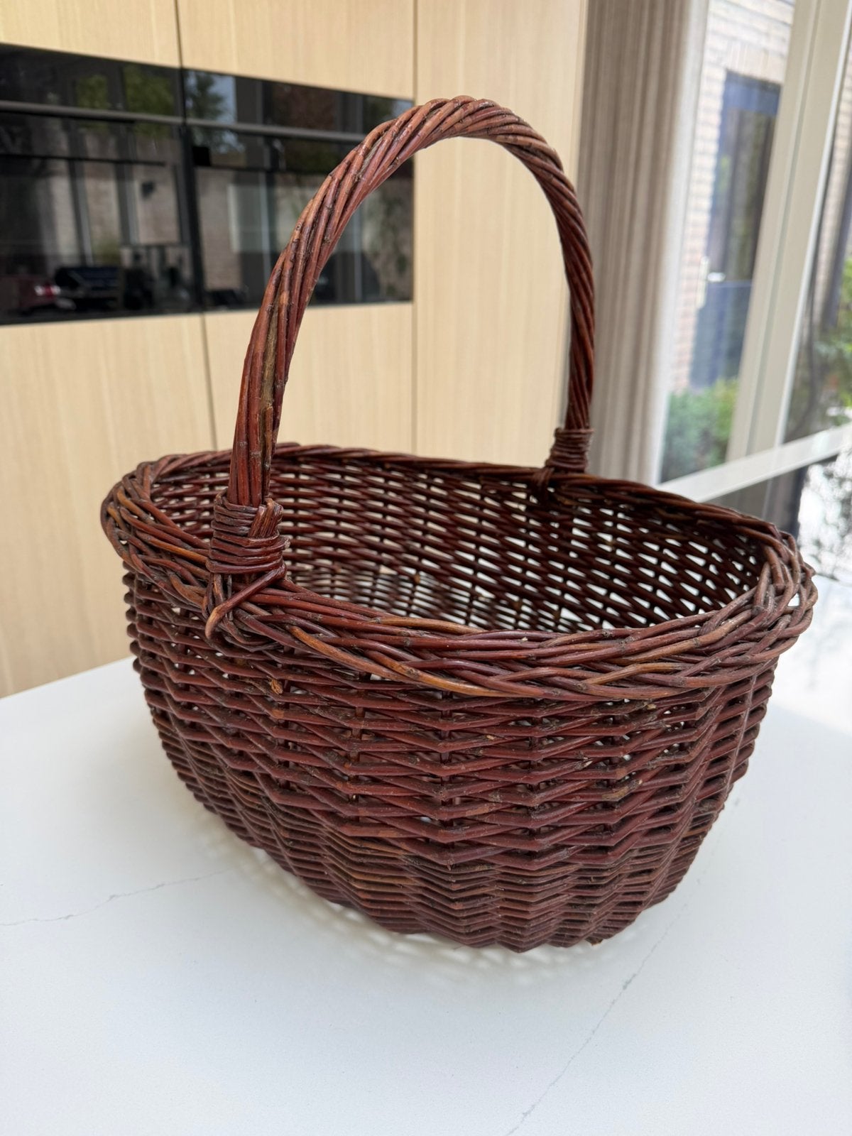 Handgevlochtend mand met hengsel donkerbruin 40x31x40, Gebruikt, Mand, Ophalen of Verzenden, Gevlochten