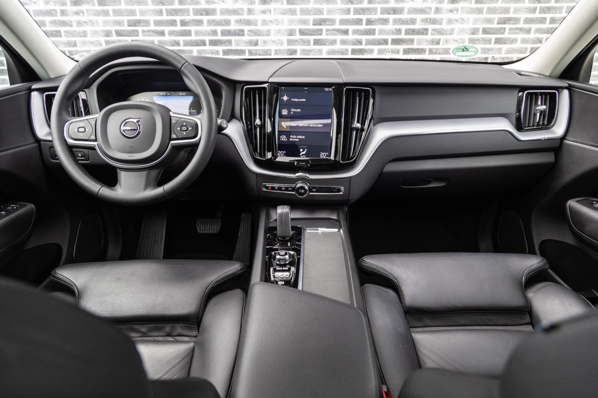 Volvo XC60 2.0 T8 Twin Engine AWD Momentum Pro | Plug-in Hyb, Auto's, Gebruikt, Euro 6, 4 cilinders, Zwart