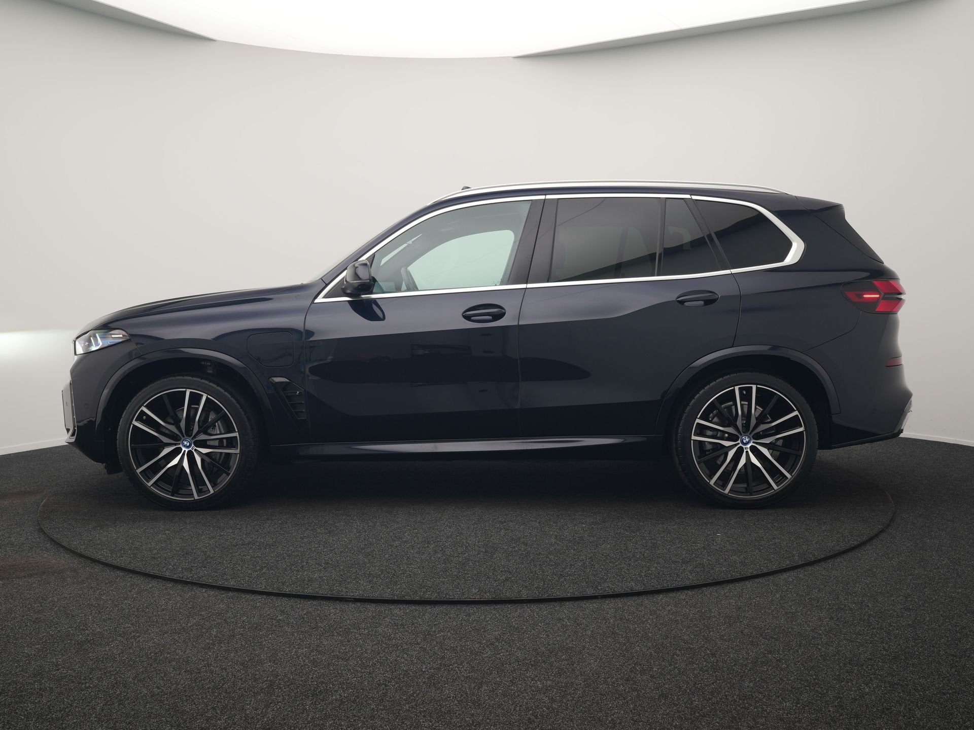 BMW X5 xDrive50e M Sport PHEV 490pk Dealer O.H. | Panodak Sk, Gebruikt, 2395 kg, Blauw, Bedrijf