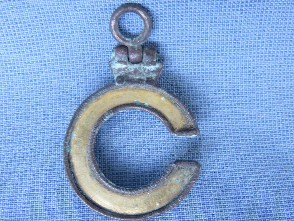 Middeleeuwen . Hanger met - C. - ca. 1500 - bodemvondst, Antiek en Kunst, Antiek | Koper en Brons, Ophalen of Verzenden, Koper