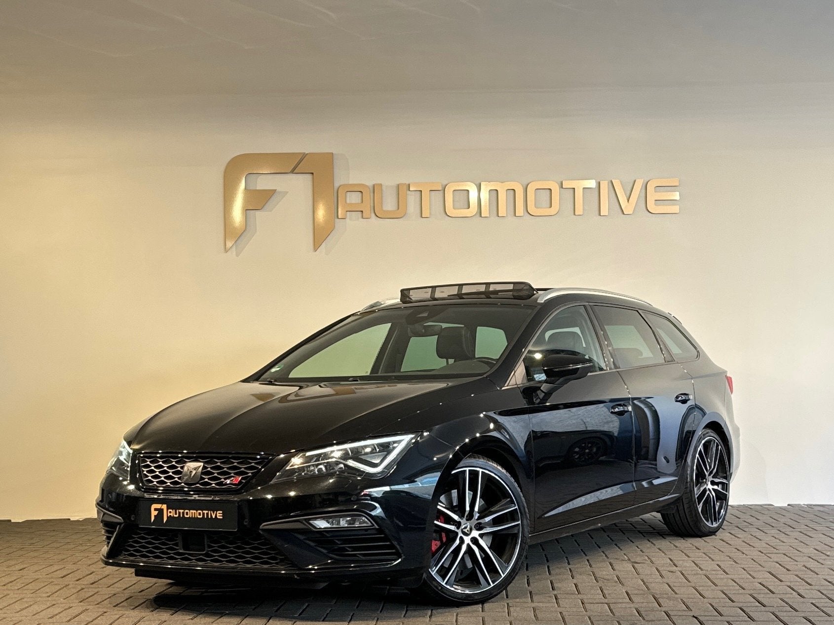 Seat LEON ST 2.0 TSI CUPRA 300 Pano|Beats|Sfeer|Keyles|CarPl, 4 cilinders, 1984 cc, Leon, Zwart