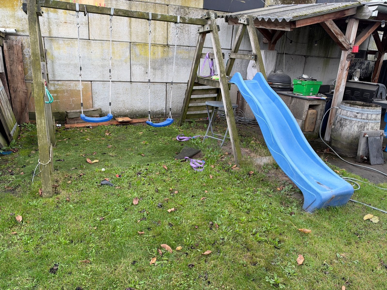 Houten speeltoestel met schommels en glijbaan, Ophalen, Gebruikt, Glijbaan