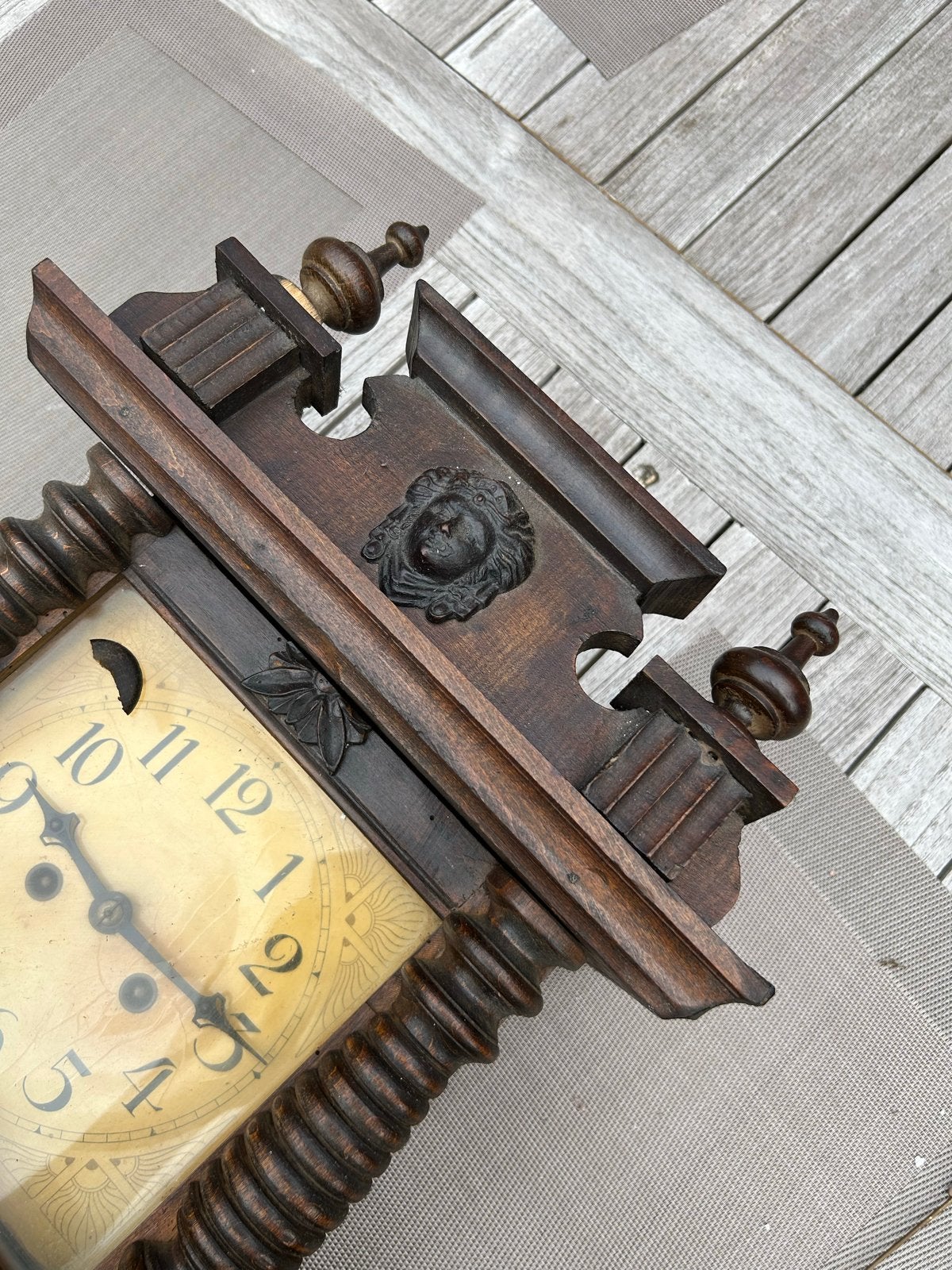 Antieke houten wandklok met slinger en decoraties, Antiek en Kunst, Antiek | Klokken, Ophalen