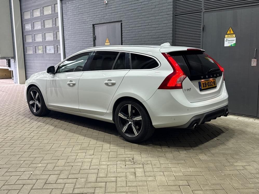 Volvo V60 2.0 T4 Business Sport | ACC | Schuifdak | BLIS | P, Auto's, Volvo, Gebruikt, 1969 cc, Wit, 1600 kg