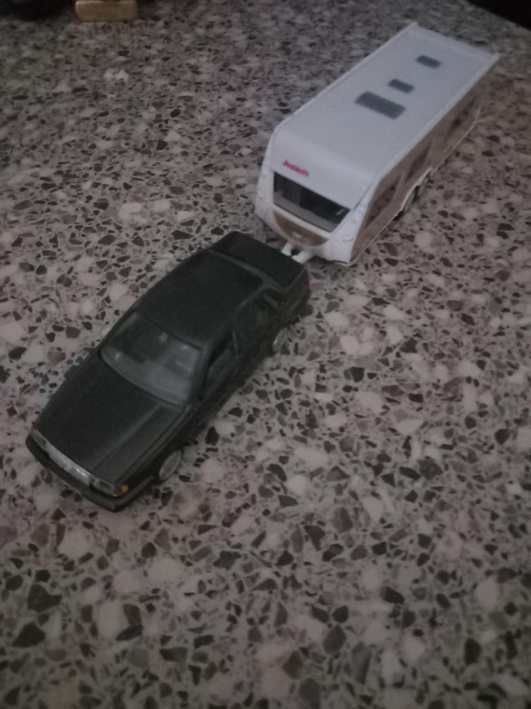 Volvo 460 en siku Dethleffs Tandemasser caravan, Ophalen of Verzenden, Zo goed als nieuw, Auto