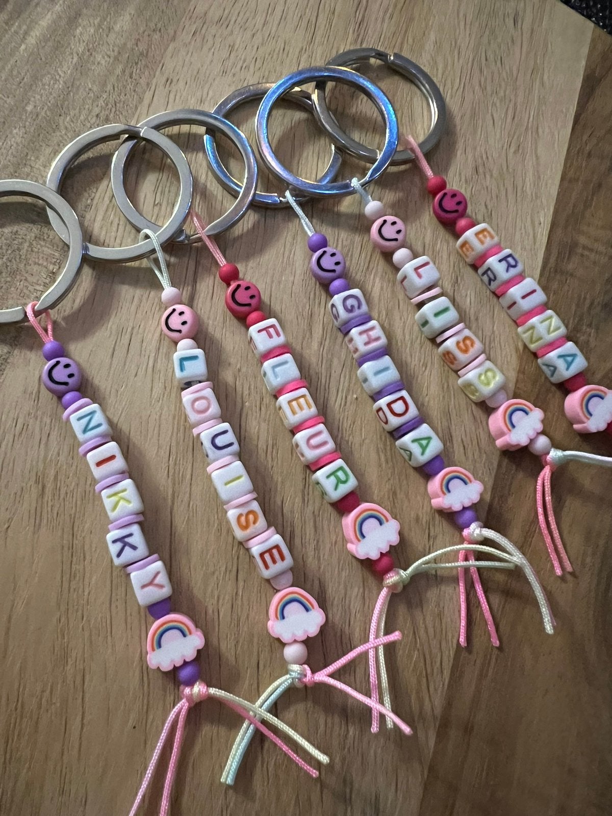 Regenboog sleutelhanger met naam LEUK TRAKTEREN BASISSCHOOL, Verzamelen, Ophalen of Verzenden, Nieuw