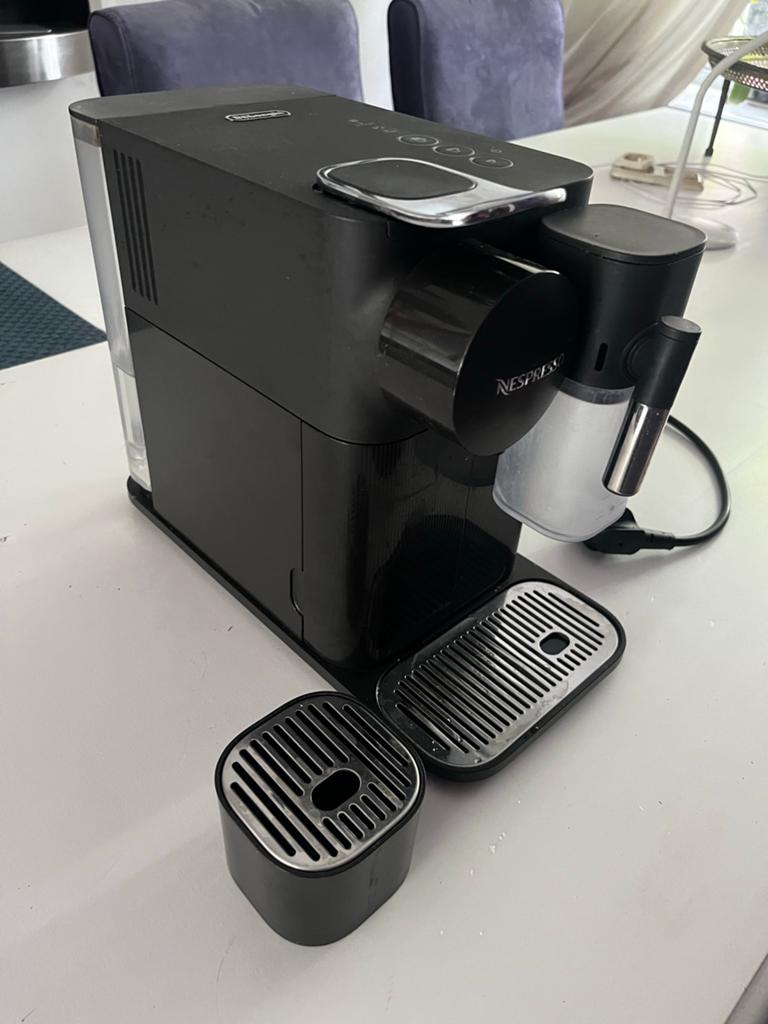 Nespresso De'Longhi Lattissima One Koffiemachine Zwart, Koffiemachine, Ophalen of Verzenden, Zo goed als nieuw, 1 kopje